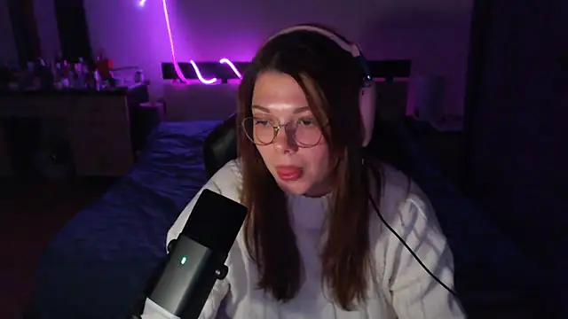 helengilmor online show from November 17, 6:30 pm