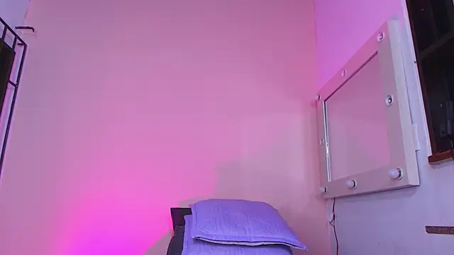 Snapshot of kendal_rossi chatting on September 18, 12:58 pm kendal rossi online show from September 18, 12:58 pm