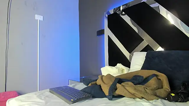 AmmyJones  online show from January 5, 7:50 pm