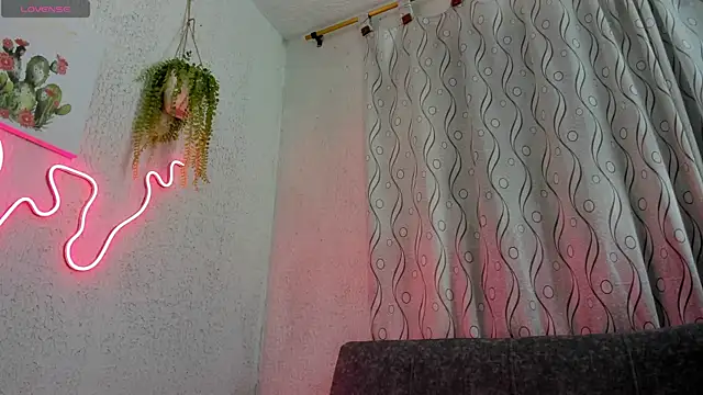 Snapshot of samanthaeliott22 chatting on October 3, 3:00 am samanthaeliott22 online show from October 3, 3:00 am