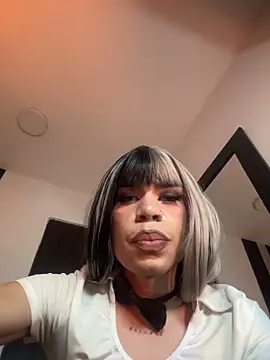 LucyGiraldo online show from May 18, 11:33 pm