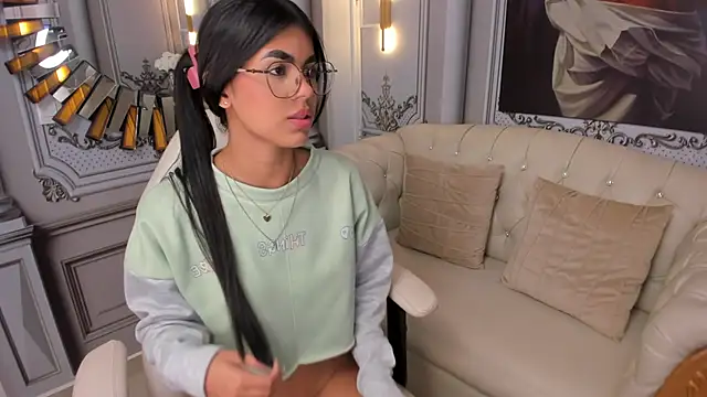 Snapshot of Isa_little4u chatting on October 22, 4:28 am Isa little4u online show from October 22, 4:28 am