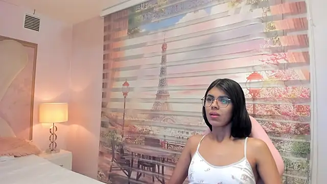 Snapshot of Isa_little4u chatting on October 16, 5:43 am Isa little4u online show from October 16, 5:43 am
