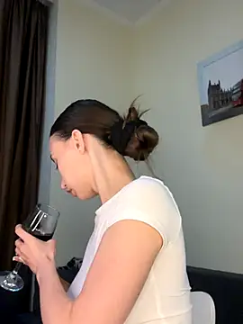 Polli Kiss online show from October 8, 9:41 pm