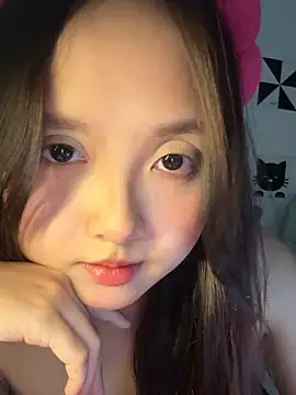 Snapshot of Alice1818 chatting on October 25, 7:27 am Alice1818 online show from October 25, 7:27 am