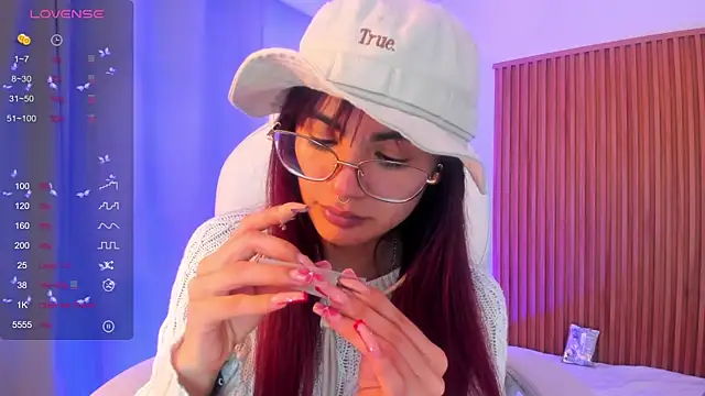 Snapshot of sophiecherry_ chatting on September 26, 4:43 am sophiecherry online show from September 26, 4:43 am