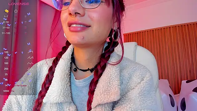 Snapshot of sophiecherry_ chatting on October 3, 1:43 am sophiecherry online show from October 3, 1:43 am
