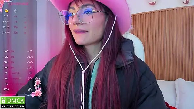 Snapshot of sophiecherry_ chatting on October 15, 8:33 pm sophiecherry online show from October 15, 8:33 pm