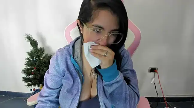 Snapshot of _Angelinaandrade_ chatting on December 2, 11:11 am Angelinaandrade online show from December 2, 11:11 am