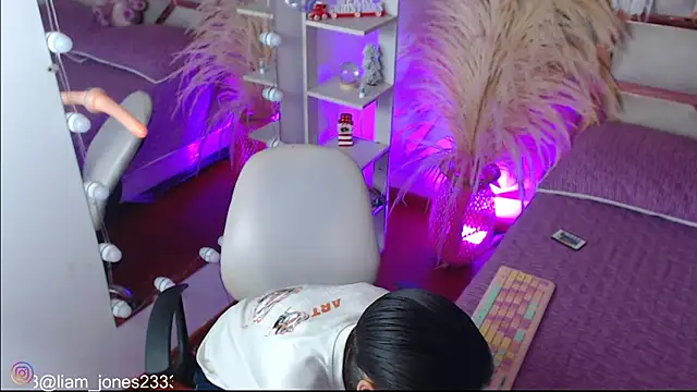 Jonesliam23 online show from December 13, 7:53 pm