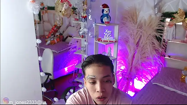 Jonesliam23 online show from December 19, 7:39 pm