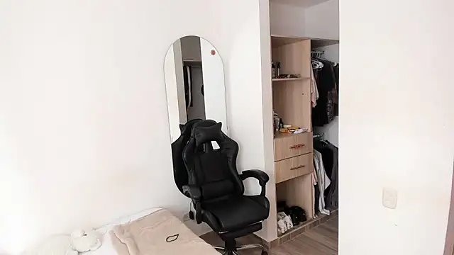 rose scottt online show from April 8, 6:43 pm