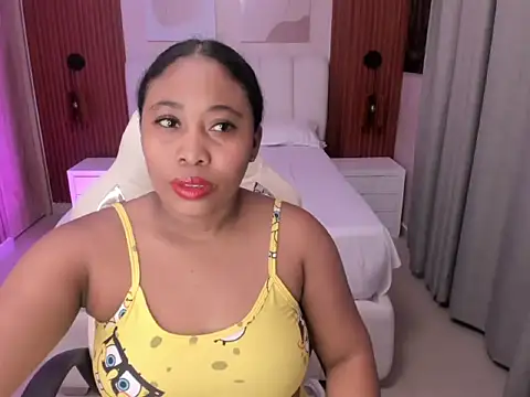 Snapshot of Leah_Sweetie chatting on October 20, 10:18 am Leah Sweetie online show from October 20, 10:18 am