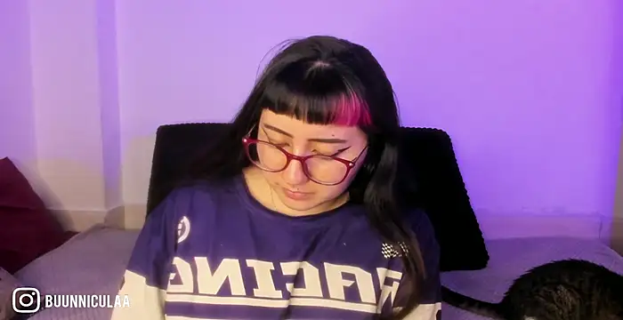 larissa01  online show from April 7, 12:01 am