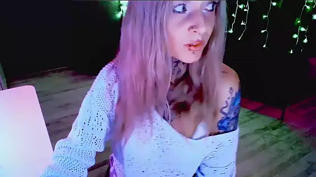 Snapshot of InesGold chatting on September 20, 8:18 pm InesGold online show from September 20, 8:18 pm