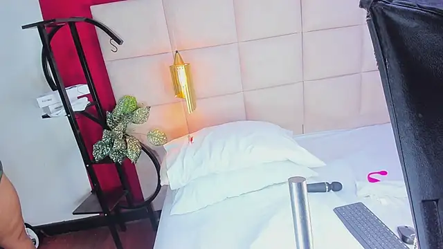 Amberluy online show from March 31, 9:15 pm