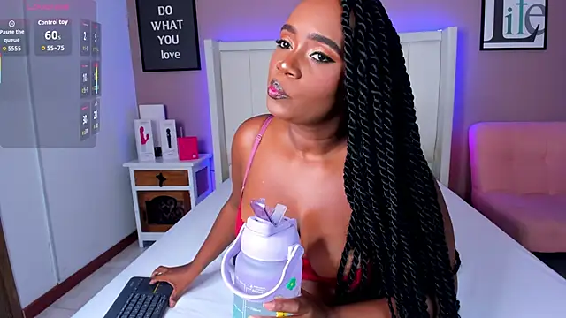 Britanymooree online show from December 19, 8:45 pm