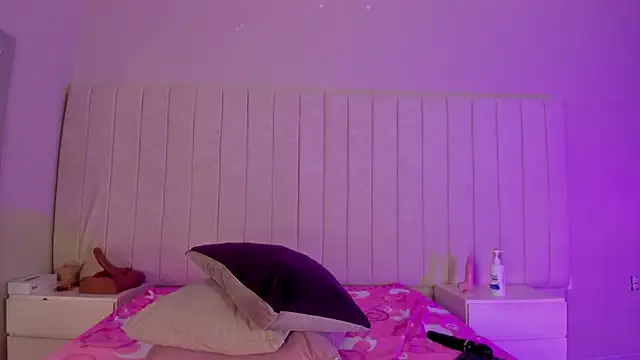 Littleolivia  online show from November 20, 2:51 pm