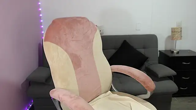 Snapshot of NicoleKitty_ chatting on October 21, 10:58 pm NicoleKitty online show from October 21, 10:58 pm