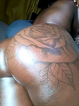 Hugemassivebootie online show from December 21, 12:26 am