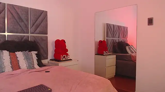 Laura Dicardy online show from October 29, 8:11 pm