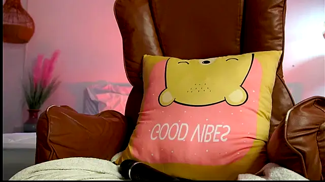 Avrilmoon online show from January 6, 1:53 am