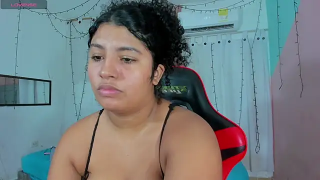 Snapshot of valentina_0_ chatting on October 18, 3:31 am valentina 0 online show from October 18, 3:31 am