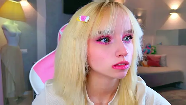 b4by LoL1 online show from February 22, 2:40 pm