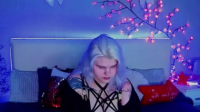 JoannLowe online show from December 14, 8:14 pm