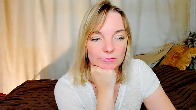 Snapshot of Regina__blue chatting on September 19, 3:33 pm Regina blue online show from September 19, 3:33 pm