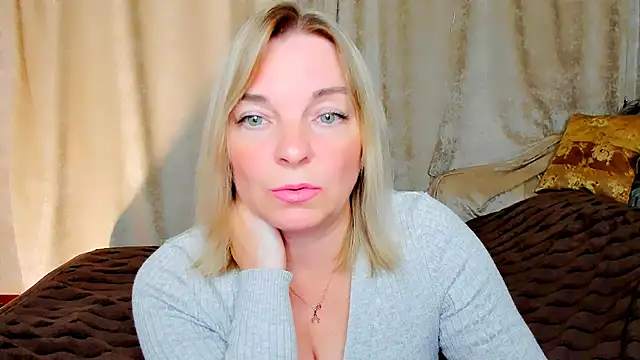 Snapshot of Regina__blue chatting on September 9, 4:51 pm Regina blue online show from September 9, 4:51 pm