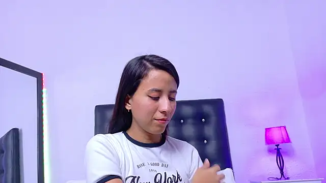 Skinny hottie18 online show from November 22, 2:09 pm