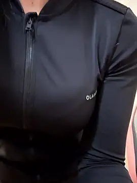 Adriennesexxx online show from January 8, 6:01 pm