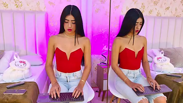 Mia-Monroe online show from November 5, 7:30 pm