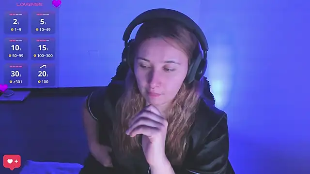 bonnie moon  online show from March 20, 10:58 pm