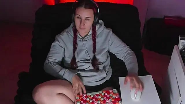 bonnie moon  online show from October 22, 10:37 pm