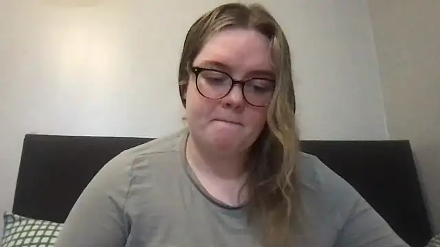 honeyyy24 online show from April 12, 3:15 pm