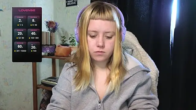 Snapshot of June_shy0 chatting on October 12, 7:00 am June shy0 online show from October 12, 7:00 am