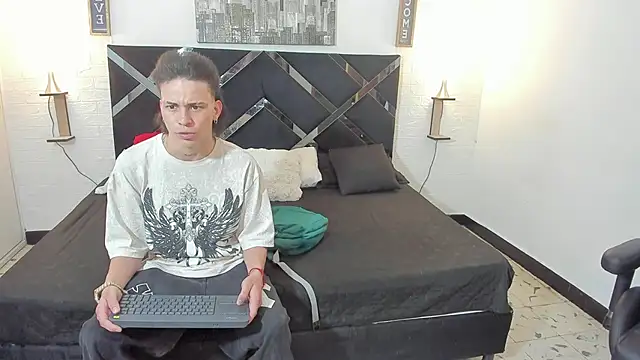 Snapshot of toyboys1 chatting on September 22, 3:05 am toyboys1 online show from September 22, 3:05 am
