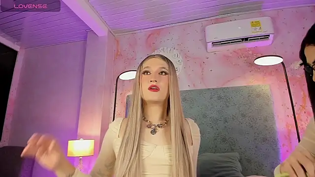 Snapshot of JESSI_NAOMI chatting on October 15, 12:24 am JESSI NAOMI online show from October 15, 12:24 am