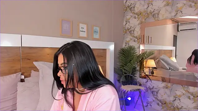 Snapshot of EmaBakker chatting on October 5, 1:38 pm EmaBakker online show from October 5, 1:38 pm