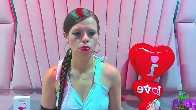 Mariana Benett online show from October 4, 8:57 pm