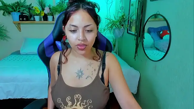 Snapshot of Liittleluaa_ chatting on October 3, 1:49 pm Liittleluaa online show from October 3, 1:49 pm