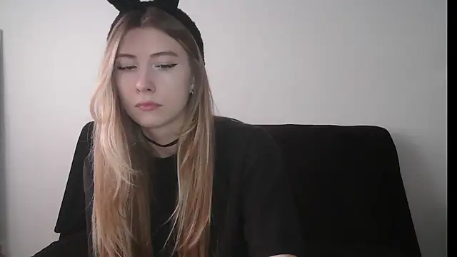 Snapshot of ErikaShyy chatting on October 8, 11:58 am ErikaShyy online show from October 8, 11:58 am