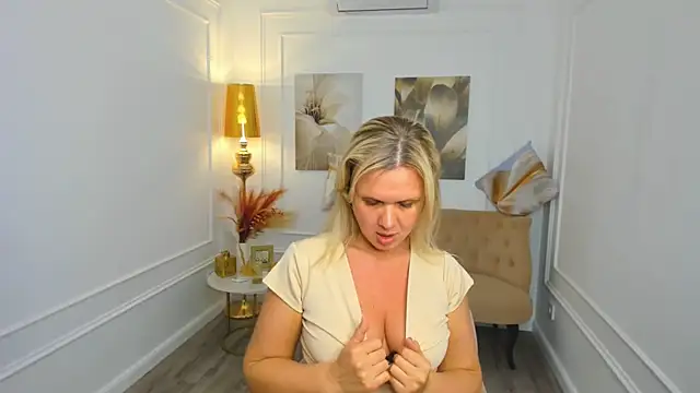 AgathaKlouin online show from April 19, 6:10 pm