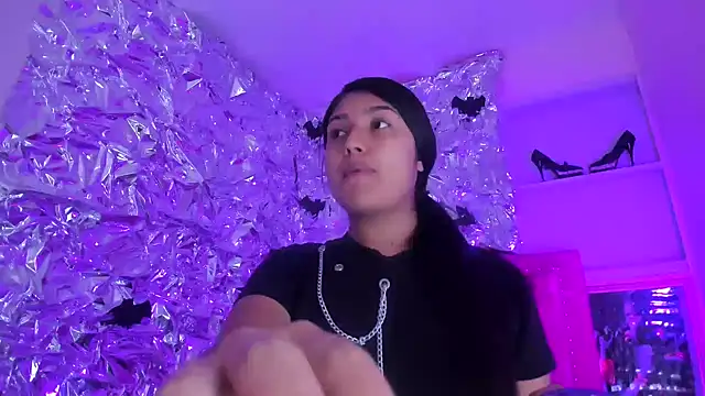 SarahStones online show from November 26, 5:08 am