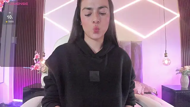 BellaClaiir online show from December 4, 3:57 pm