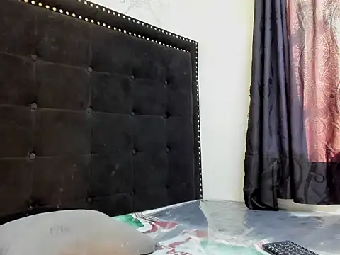 Snapshot of ShanayaKops chatting on October 28, 2:12 pm ShanayaKops online show from October 28, 2:12 pm