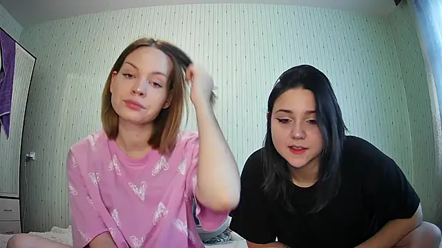 Snapshot of ChrisGirls chatting on October 22, 11:04 am ChrisGirls online show from October 22, 11:04 am