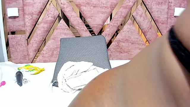 mia alvares online show from November 14, 12:05 pm